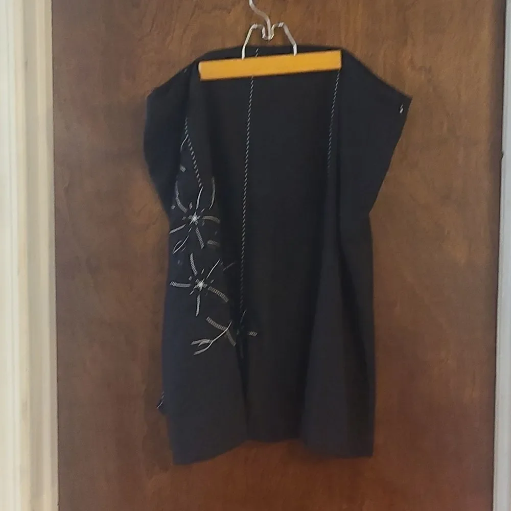 Sag Harbor 20W Black Skirt With Flower Appliques Embroidered in White